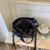 Borsa a Spalla Hobo Morbida in PU Sgualcita con Tracolla Regolabile e Borchie Metalliche Borsa a Mano Casual da Spalla per Donna