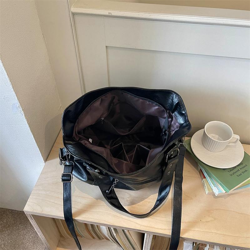 Borsa a Spalla Hobo Morbida in PU Sgualcita con Tracolla Regolabile e Borchie Metalliche Borsa a Mano Casual da Spalla per Donna