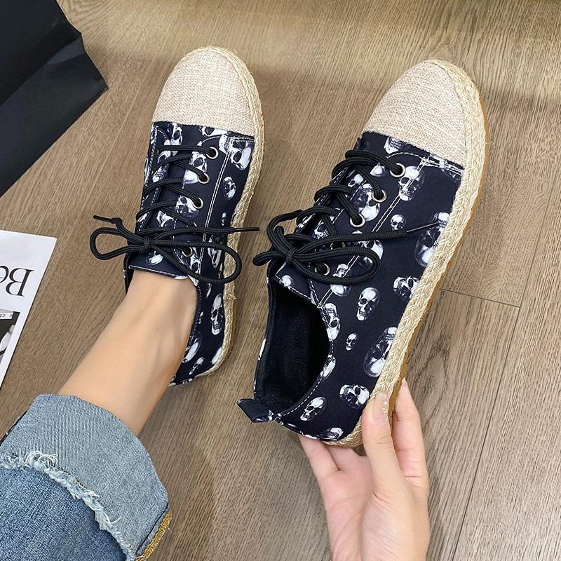 Large size cartoon pattern platform casual canvas shoes new round head lace-up fashionable versatile single shoes women