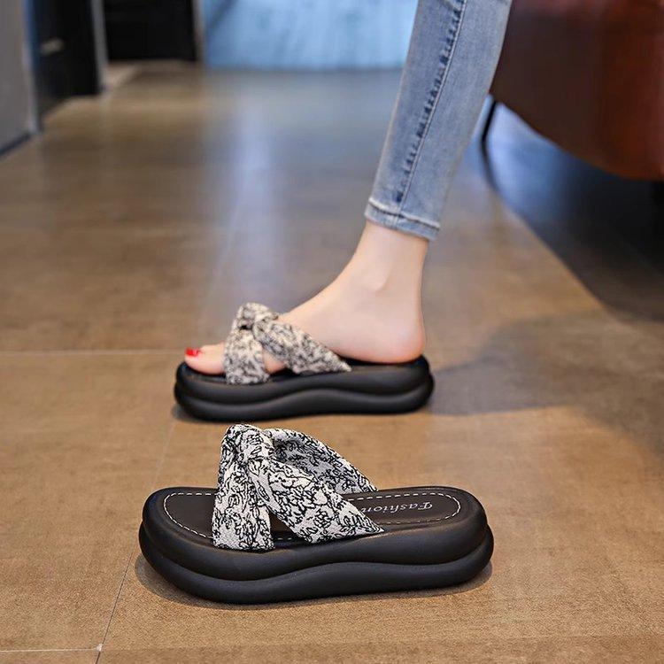 

Internet celebrity cool slippers female summer wear 2025 new fairy style with skirt thick bottom soft bottom fashion slippers tide 40