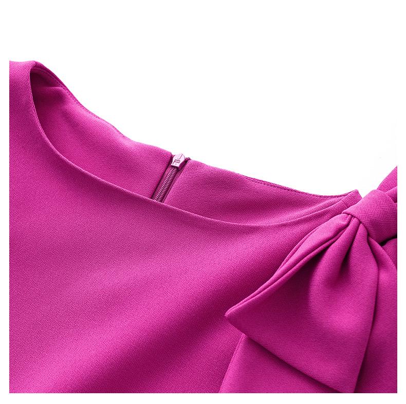 Elegantes Rundhalskleid mit Schleife und Falten