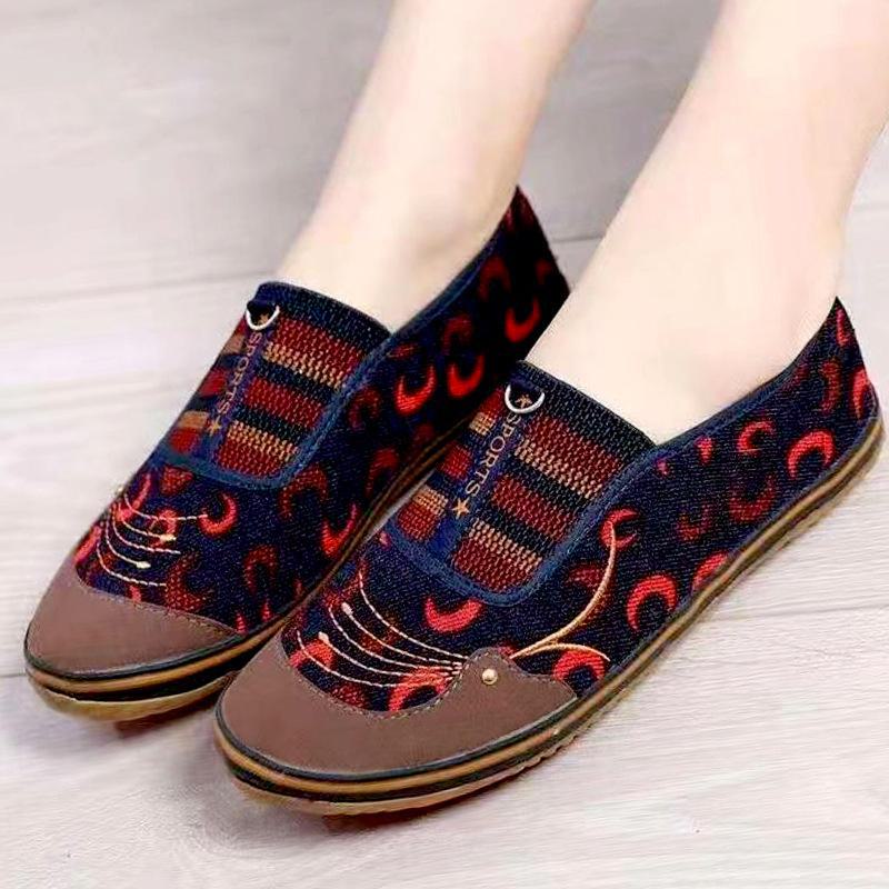 Women's Old Beijing Cloth Shoes: Durable, Non-Slip Cowhide Sole for Middle-Aged and Elderly.