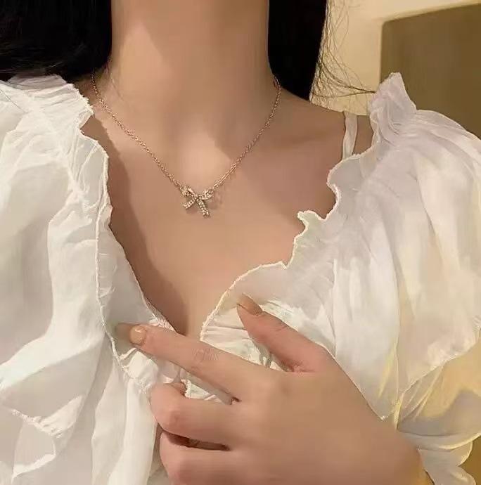 Gentle and exquisite bow necklace Light luxury niche design sense High fashion temperament Simple collarbone chain