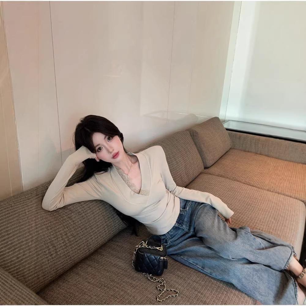 Women's Lace Patchwork V-neck Long-sleeve Top - Autumn/Winter Sexy Slim-fit Base Layer
