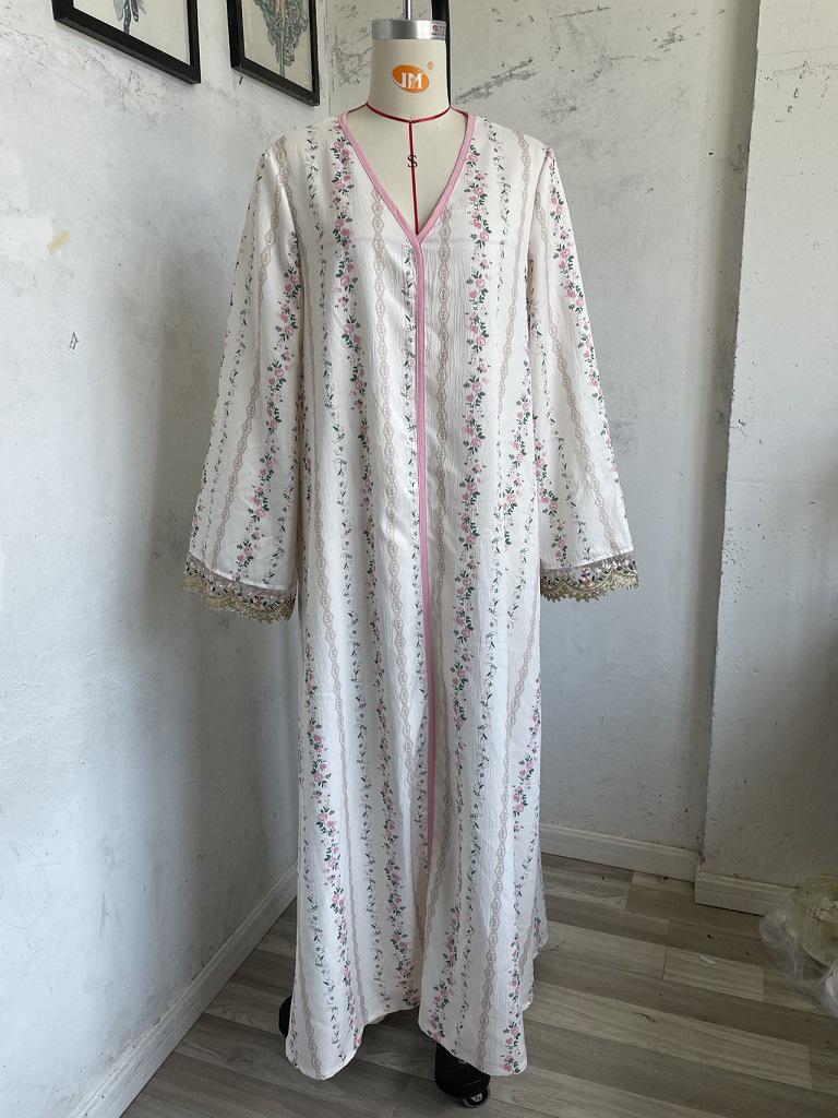 Elegant V-neck Middle Eastern Embroidered Lace Long-sleeved Muslim Robe Dress