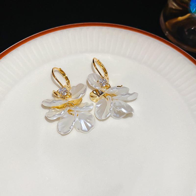 Silver needle French retro flower pearl fringed earrings personality sweet temperament stud earrings women