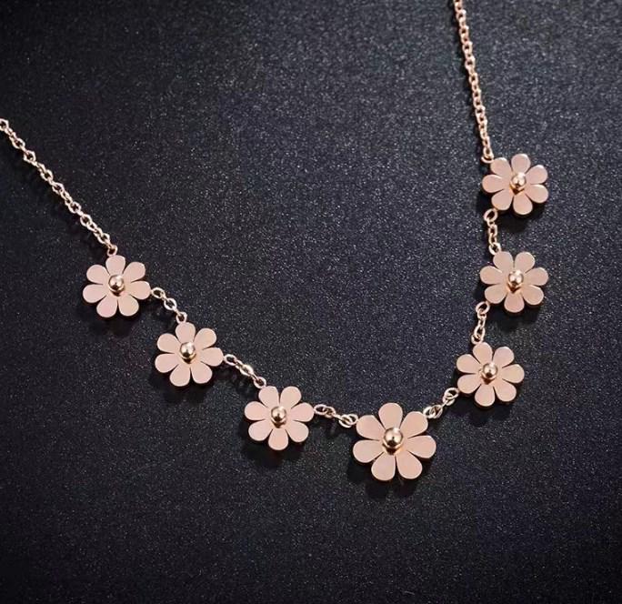 Chic 18k guldpläterad titanstål krysantemum nyckelbenshänge för kvinnor