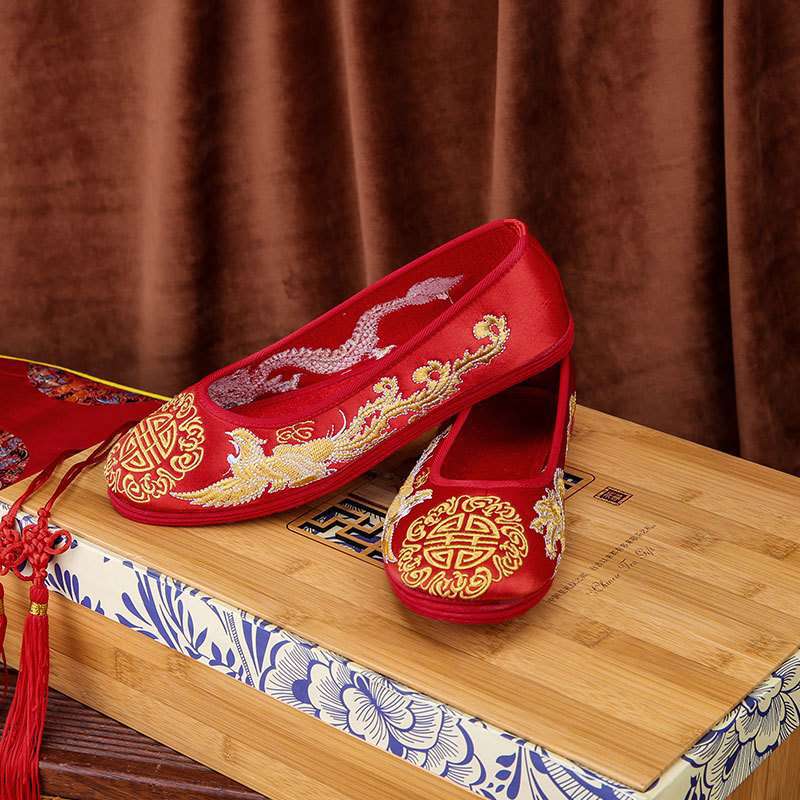 Chinese wedding shoes on the coupe shoes red dragon and phoenix bride Xiuhe shoes flat women's wedding shoes Xiuhe clothes embroidered shoes
