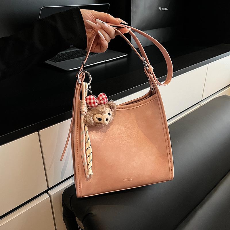 Premium feeling hand carrying bucket bag women's Korean version fashion versatile shoulder bag 2025 spring and summer new simple casual women's bag