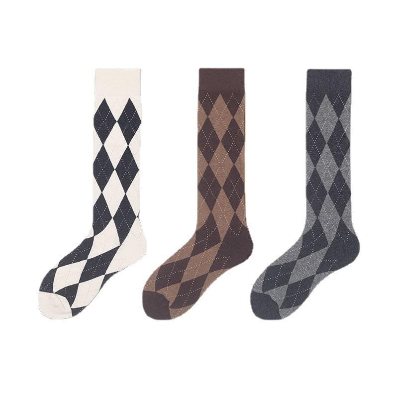 Retro kotní ponožky ve stylu vysoké školy s kosočtvercovým vzorem, mírně stlačené, trendy dlouhé ponožky na podzim a zimu