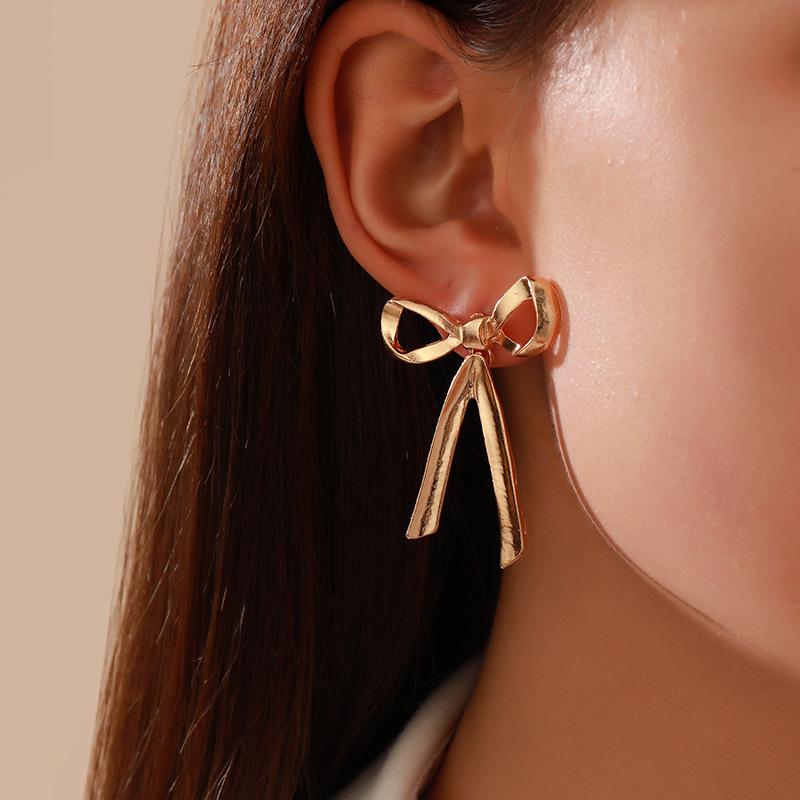 Akcesoria niszowe kolczyki sztyfty z metalową kokardką ins eleganckie modne wszechstronne kolczyki kobiety