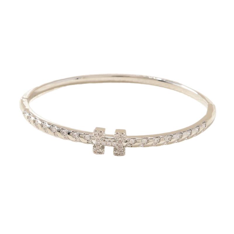 European & American Fashion Zirconia Four-Leaf Clover Bracelet: Sparkly Flower Design Wristband for Women