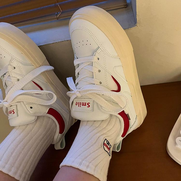 Leather retro red board shoes women's 2025 new Hong Kong style chic versatile and comfortable street shot white shoes sneakers