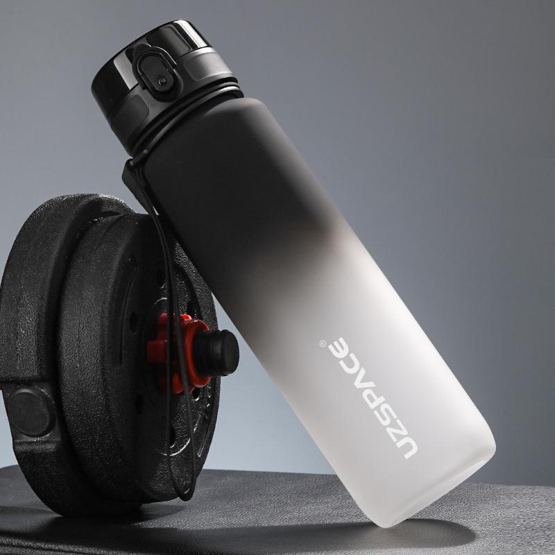 Venta caliente 500/1000ML Botella de agua deportiva Shaker para viajes al aire libre Botella de bebida de plástico Tritan a prueba de fugas portátil sin BPA