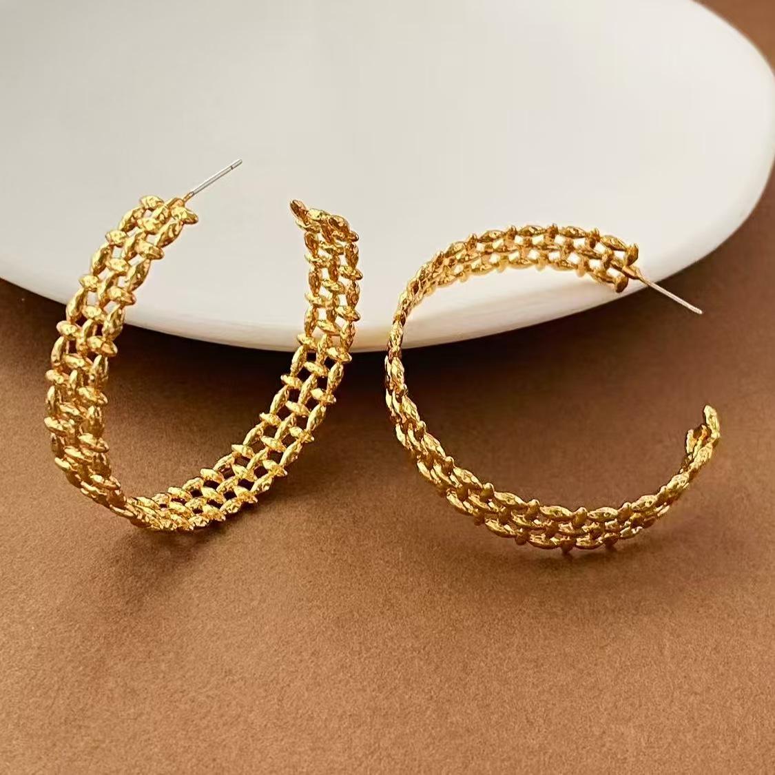 

Blogger Style C-Shaped Large Hollow Square Woven Earrings - European & American Niche Exaggerated Ear Jewelry for Women