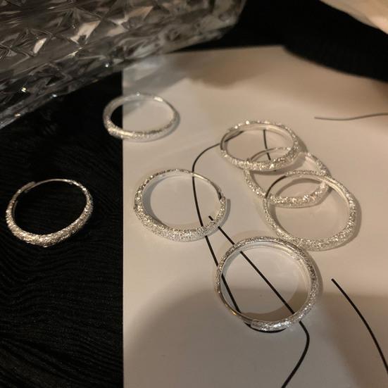 1 Pair Women Huggie Earrings Shimmering Surface Geometric Lightweight Small Earrings for