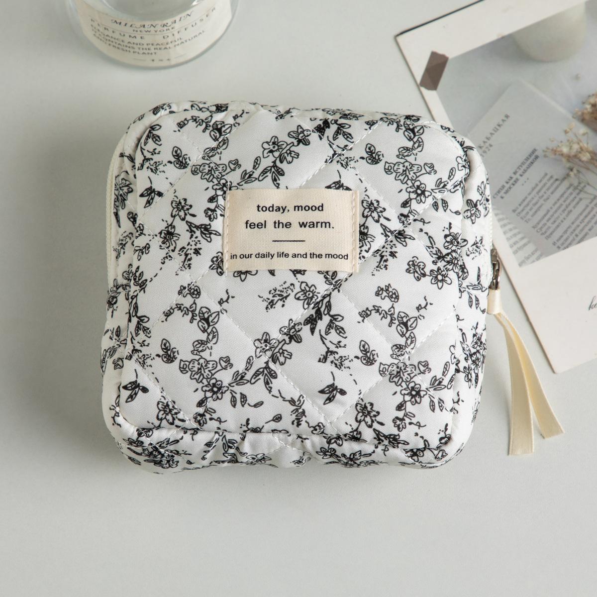 

Мішечок для зберігання гігієнічних серветок із принтом серця. Жіночий мішечок для періоду. Портативний мішечок-органайзер для тампонів. Міні-мішечок для зберігання губної помади для макіяжу.