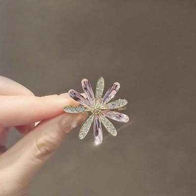 Nuovi Spille Spille Fiore Margherita di Cristallo Per Donne Temperamento Elegante Trendy Spilla Abbigliamento Accessori Fibbia Sciarpa di Seta
