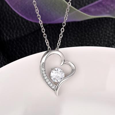 Heart Shaped Hollow Zircon Pendant Necklace, Elegantly Designed Collarbone Chain, Suitable for Exquisite Jewelry Worn In Daily and Romantic Occasions
