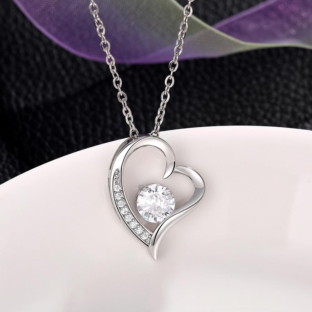 Heart Shaped Hollow Zircon Pendant Necklace, Elegantly Designed Collarbone Chain, Suitable for Exquisite Jewelry Worn in Daily and Romantic Occasions