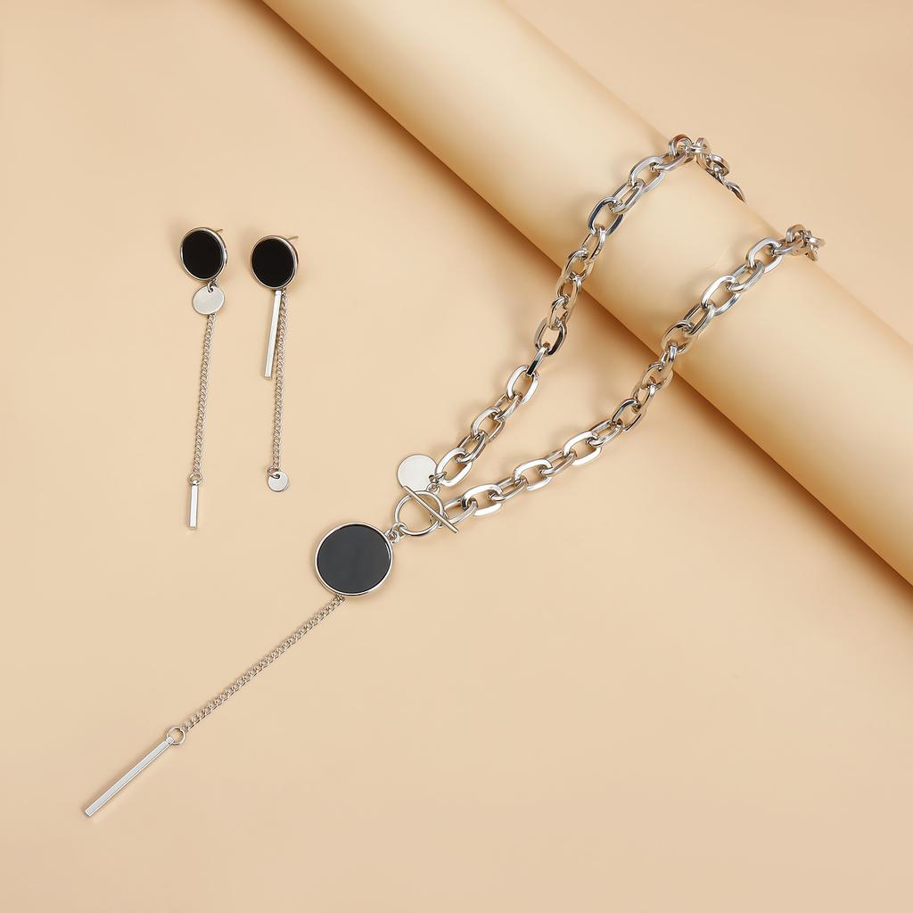 European and American Jewelry Geometric Thick Chain OT Buckle Round Black and White Fritillary Collarbone Chain Simple Personalized Necklace
