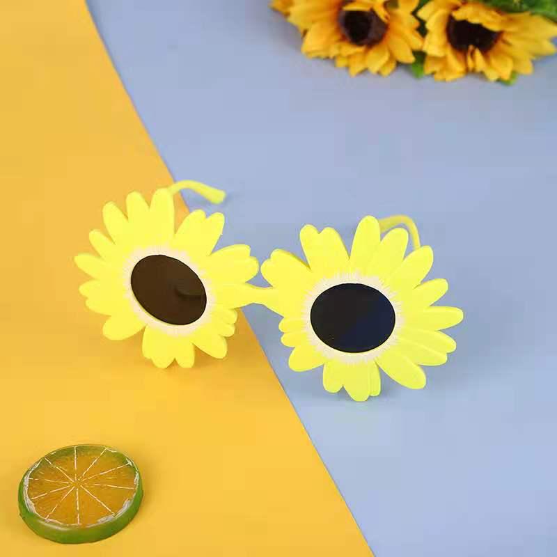 

Sunflower Daisy Pattern Large Frame Sunglasses for Parties and Prom As pictured