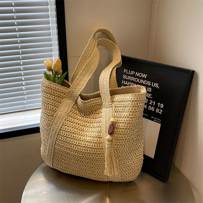 Large capacity seaside vacation beach bag women's new versatile woven straw bag commuter tote bag