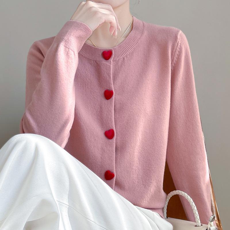 

Женский весенний кардиган из бархатного трикотажа с сердечками - Сладкая пуговица, Круглый вырез, Длинный рукав. Double Extra Large