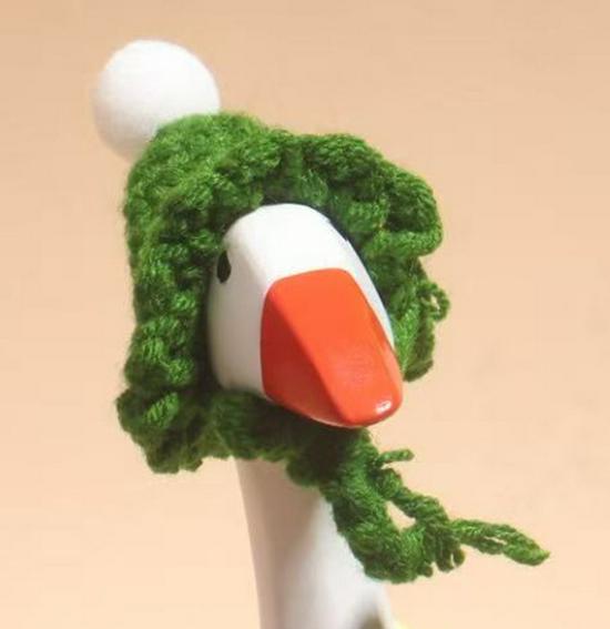 Valentine's Pearl Desktop Goose Set with Mini Knitted Hat & Adjustable Wings Clothing