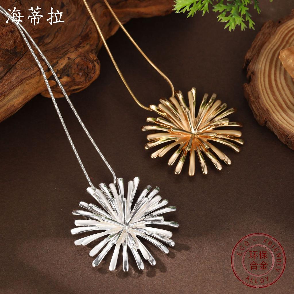 Nouveau petit pendentif marguerite tridimensionnel irrégulier, collier chrysanthème polyvalent haut de gamme pour femmes