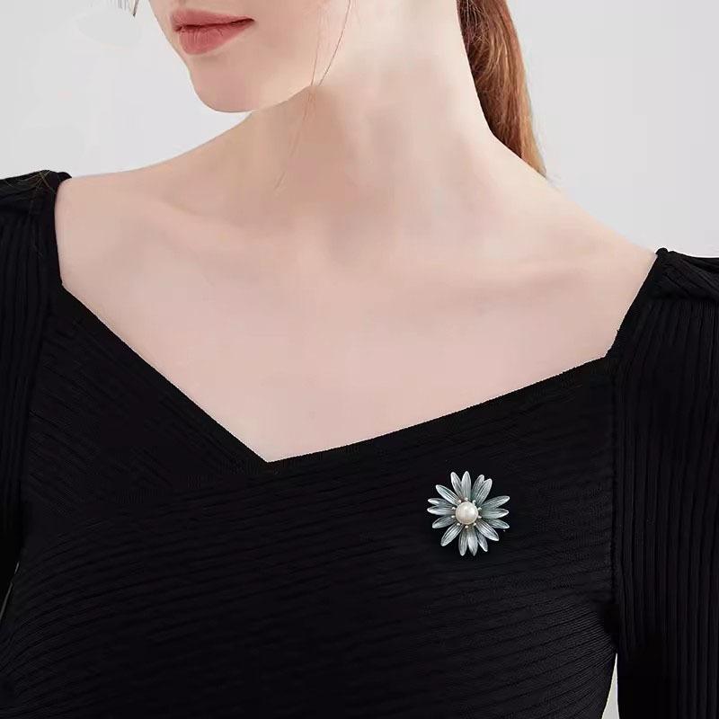 Pearl Flower Brooch, High-end Feminine Elegance, Luxurious and Exquisite Brooch