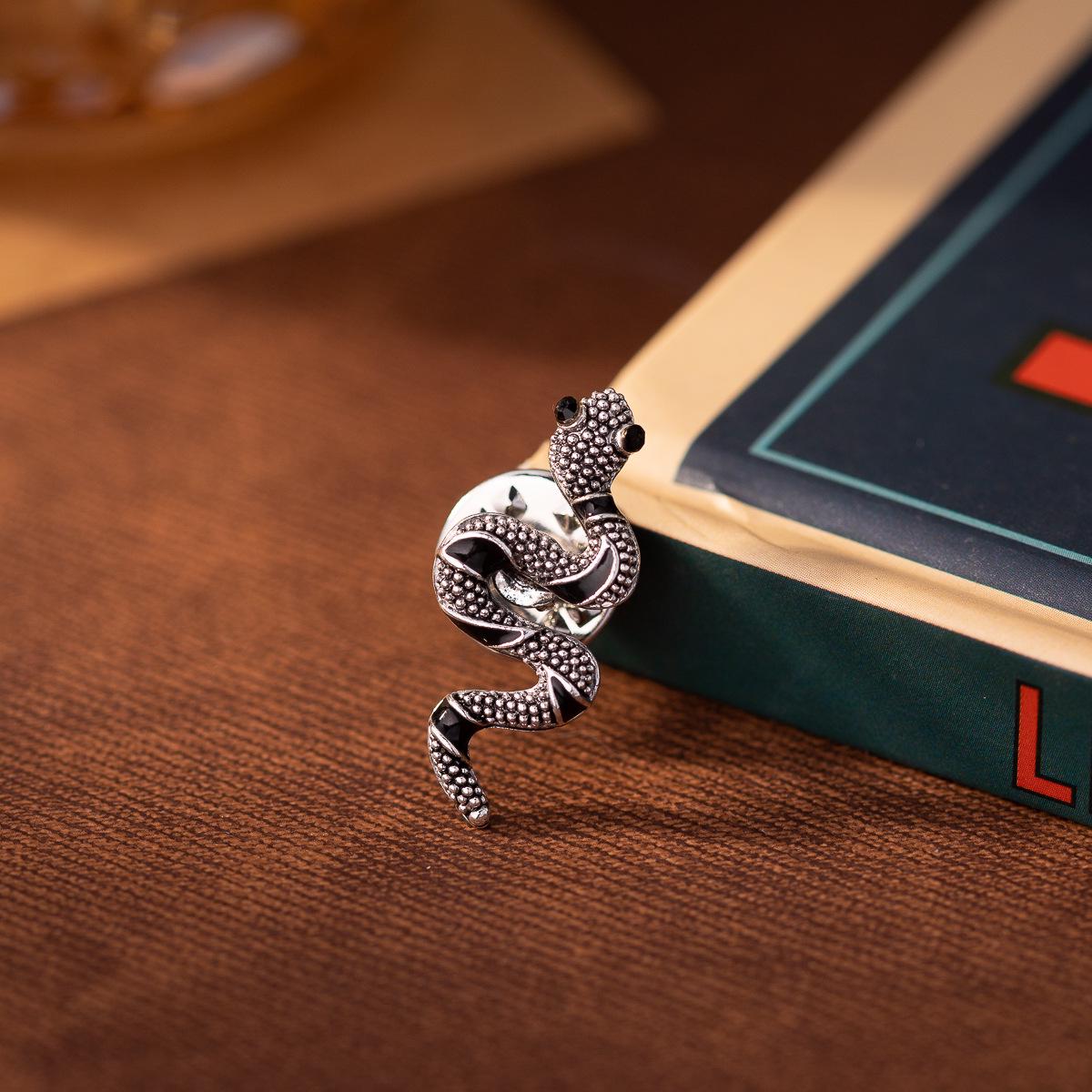European Creative Snake Brooch: Unisex Alloy Animal Badge in Punk Style