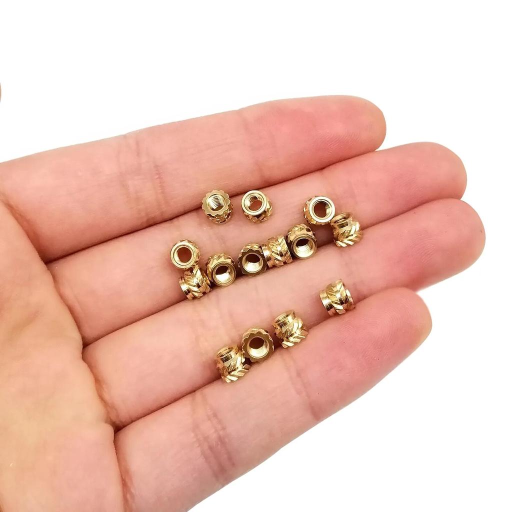 50/100 pezzi M1.6 M2 M2.5 M3 M4 Dado a Inserimento Solido in Ottone Rame per Stampaggio a Iniezione a Caldo/Fusione a Caldo Filettatura Doppia Twill Zigrinata