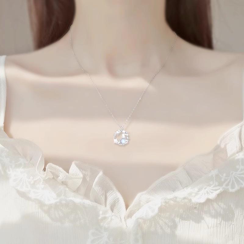 Náhrdelník Růže a měsíční kámen – Špičkový design, Dárek Malý princ pro ženy