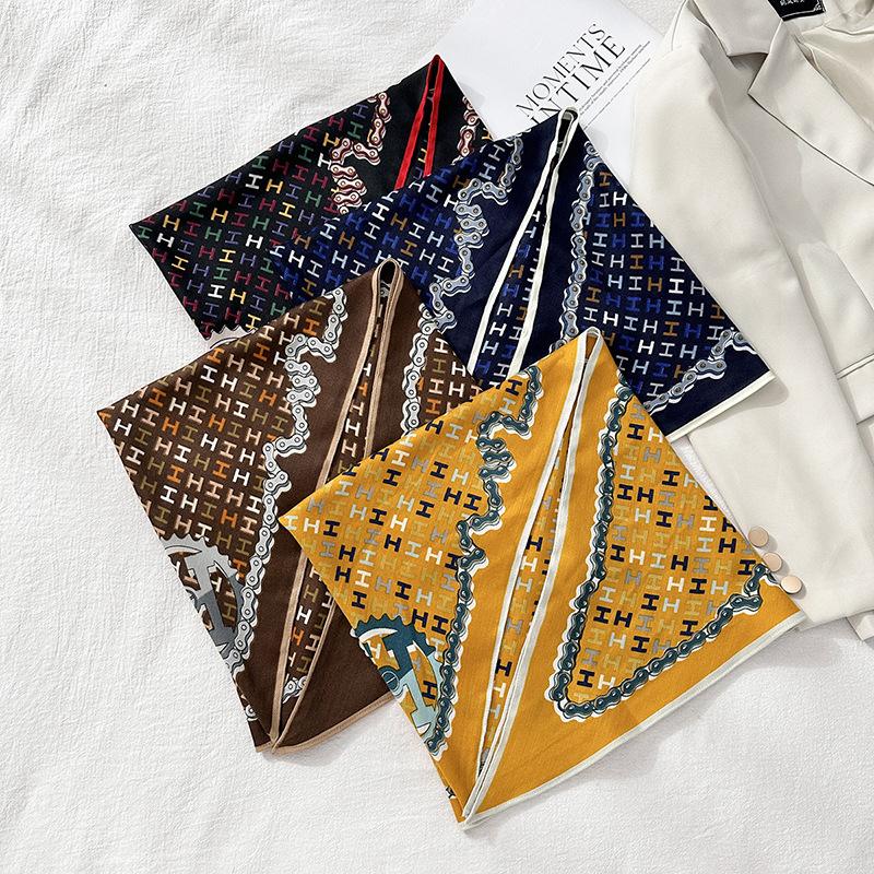 Travel outside with a chain letter printing triangle scarf autumn women's fashion and elegance with shawl