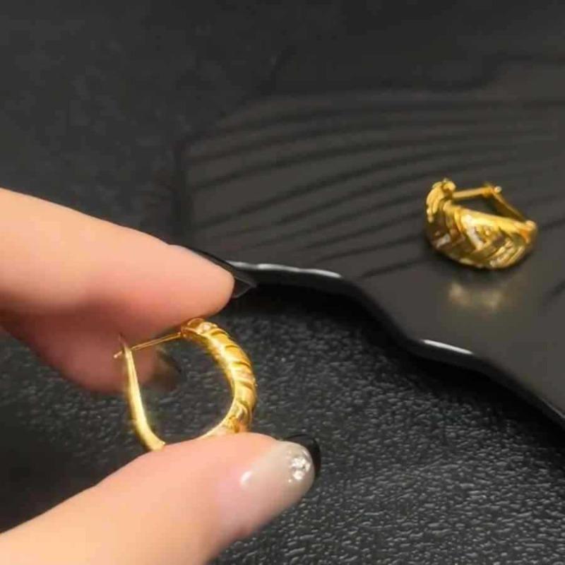 Vintage Wheat-stitch Diamond-encrusted Brushed Ear Pins with An Elegant and Sophisticated Look As An Accessory.