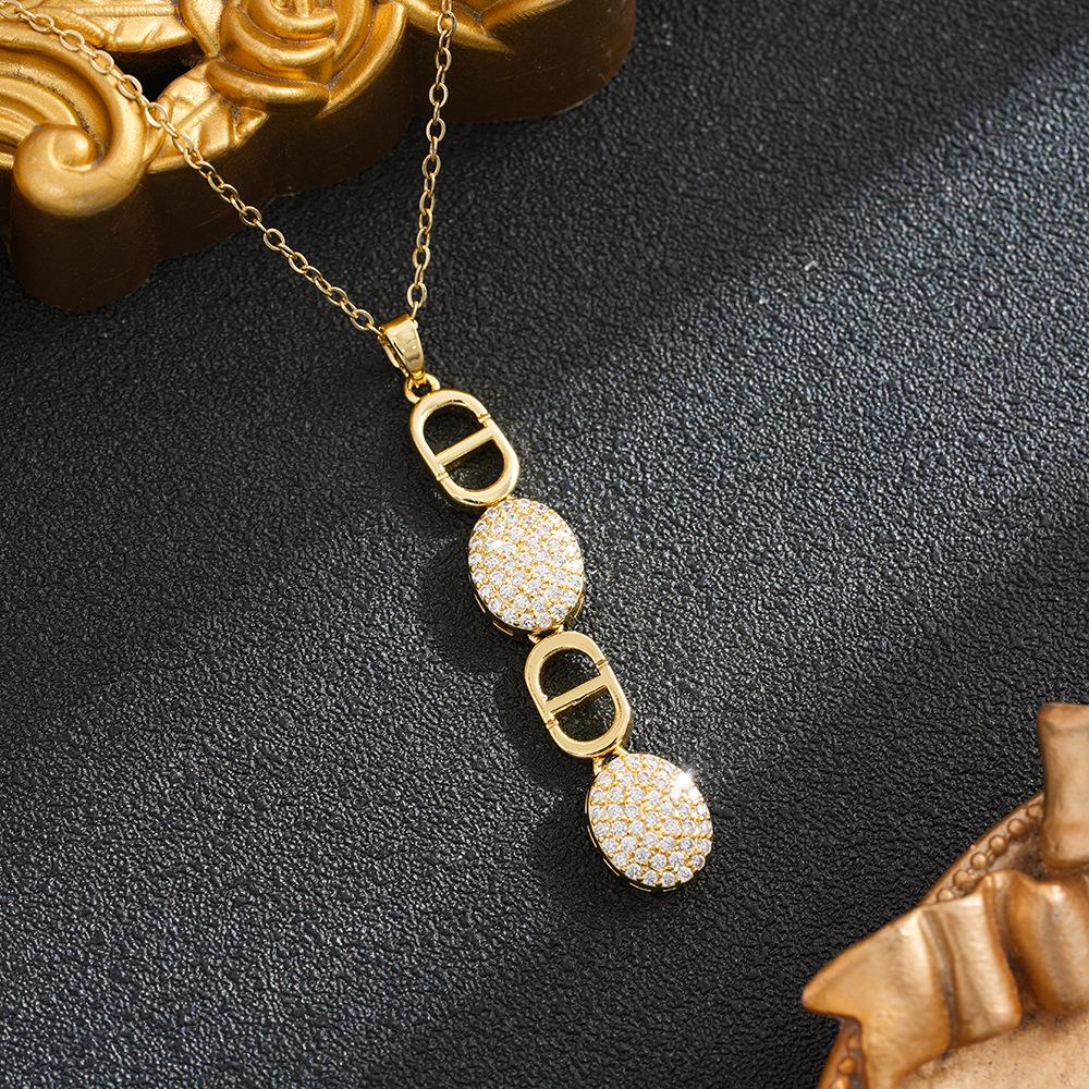 Elegant Rhinestone Pig Nose Pendant Necklace for Women