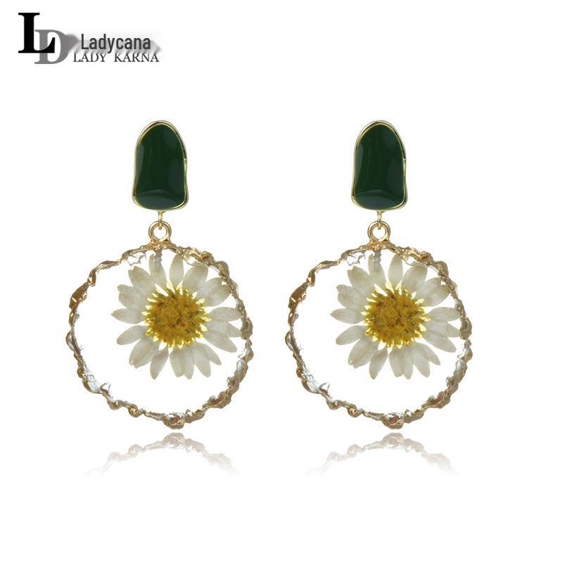 

Пасторальные янтарные серьги-ромашки из смолы и стерлингового серебра с акцентом в виде капли масла золотой