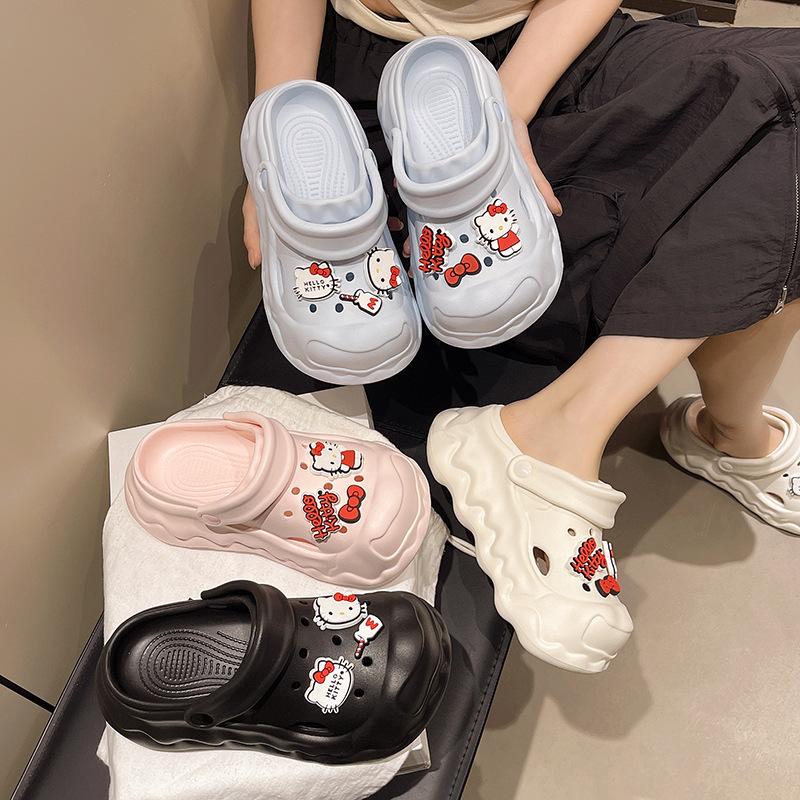 Im Sommer 2025 die neuen niedlichen Cartoon-Cool-Slipper, Plateauschuhe mit Löchern und rutschfeste Cool-Slipper für zu Hause.
