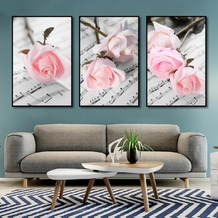 Literarisches Blumenplakat, romantische rosa Rose auf dem Personal, Druck, Leinwandmalerei, Kunstwand für Wohnzimmer, Schlafzimmer, Wohnkultur