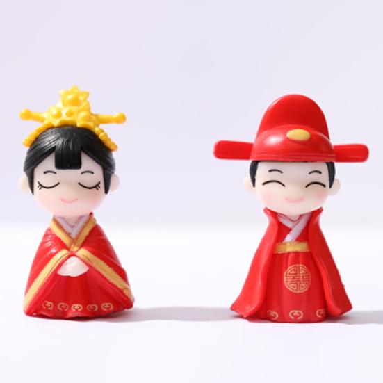 2Pcs Fancy Adorable Bright-colored Couple Dolls Decorative Bride Groom Figurine Plastic Cake Toppers for Valentine's Day