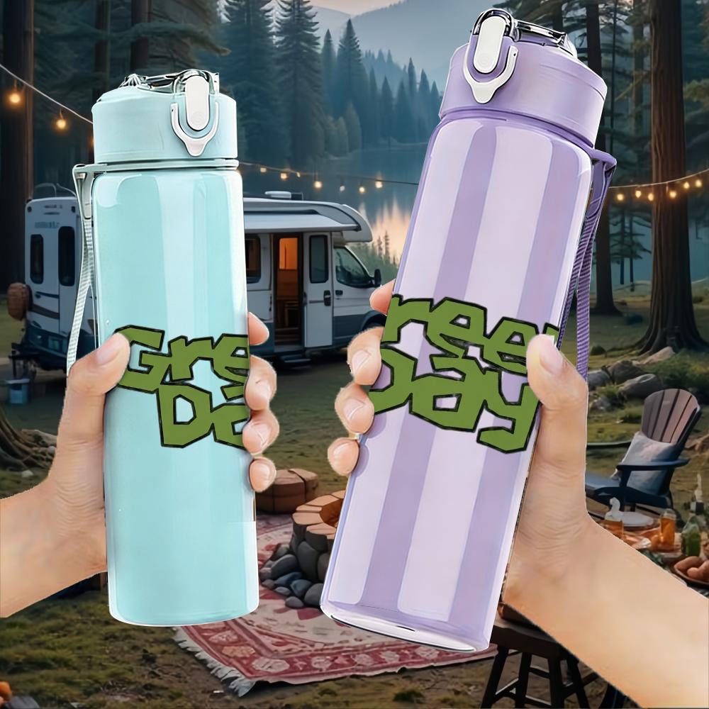1PC Green Day Band Text Logo Print 750ml Colorful Plastic Sports Water Bottle Leakproof Pop Lid with Straw for Outdoor Office Home Use