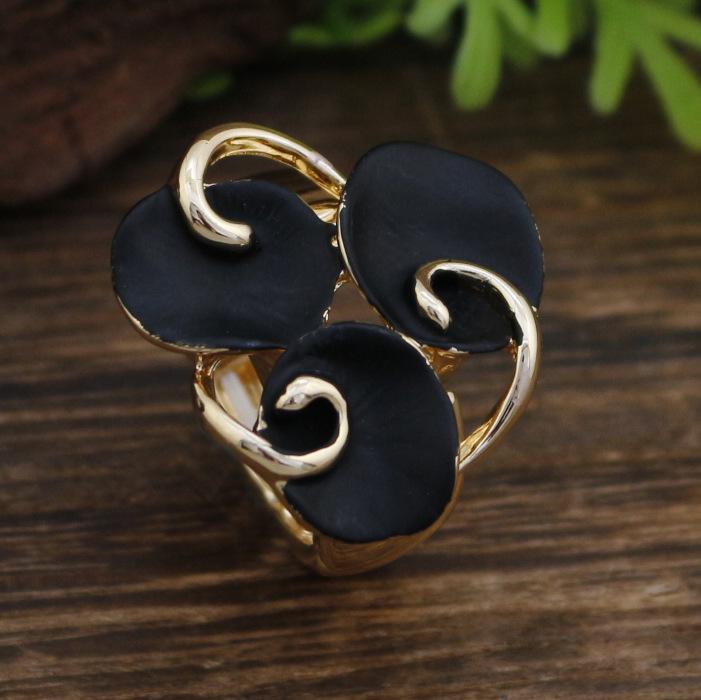 Ladies' Versatile and Fashionable Petal Elastic Ring