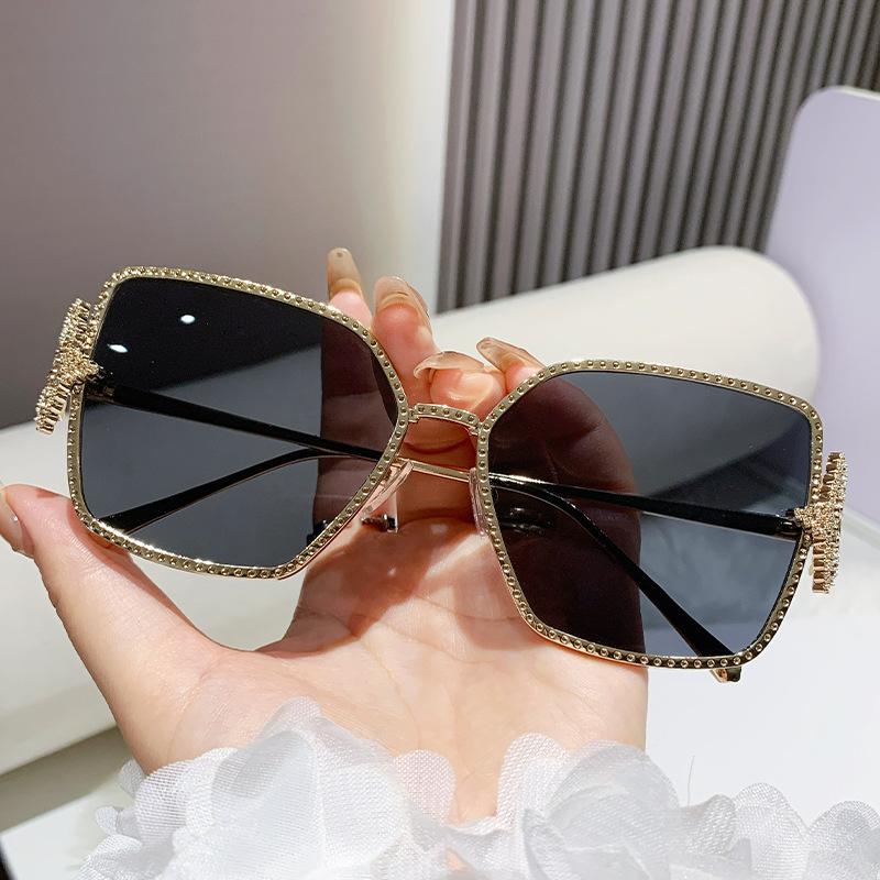 Five-pointed Star Rhinestone-encrusted Women's Square-frame Sunglasses - Stylish, Versatile, and Luxurious.