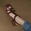 Sandales romaines vintage à un mot pour femmes à talon moyen 2025 Boucle à T été bout ouvert talons hauts talons épais pour femmes