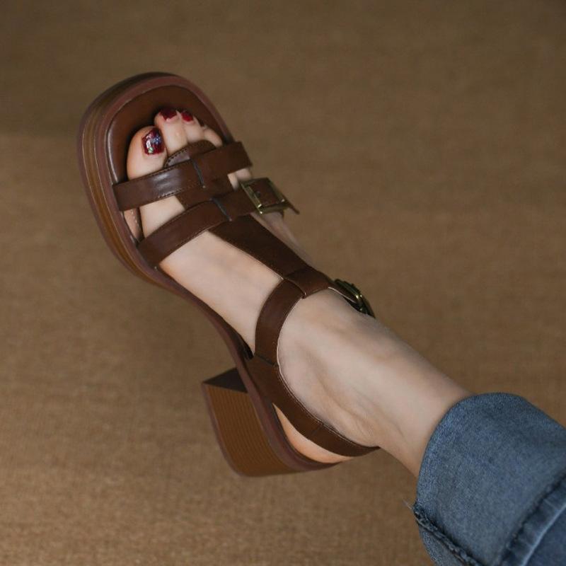 Sandales romaines vintage à un mot pour femmes à talon moyen 2025 Boucle à T été bout ouvert talons hauts talons épais pour femmes