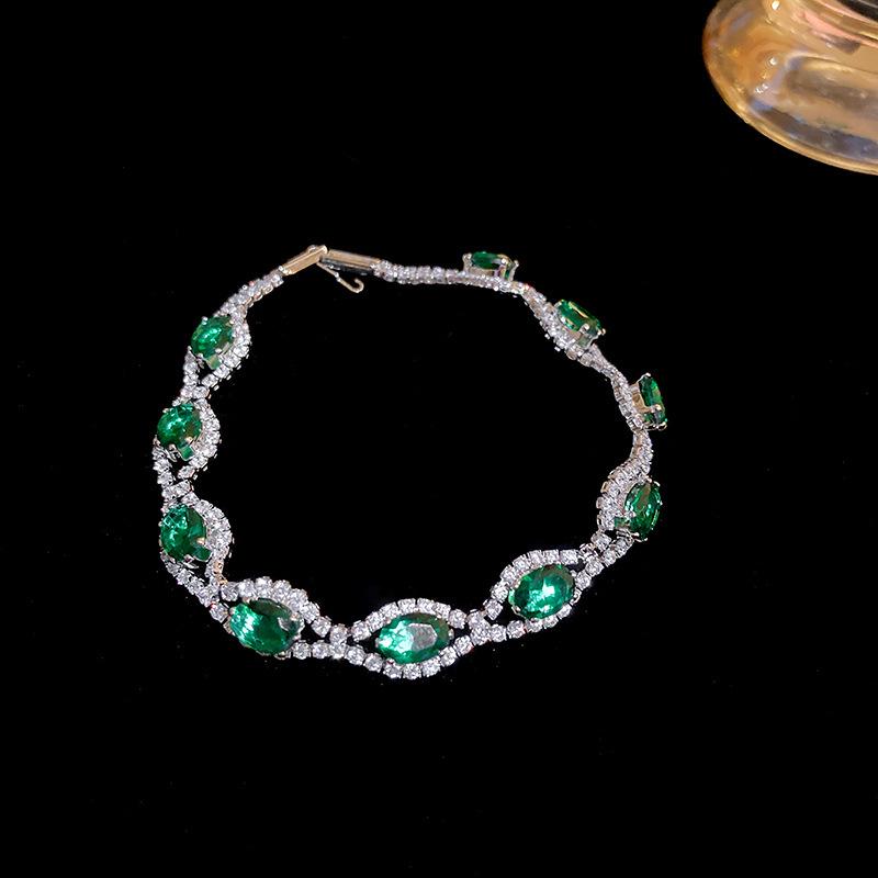 Emerald Green Vintage-Style Rhinestone Oval Bracelet: Luxurious, Versatile Hand Jewelry for Elegant Women