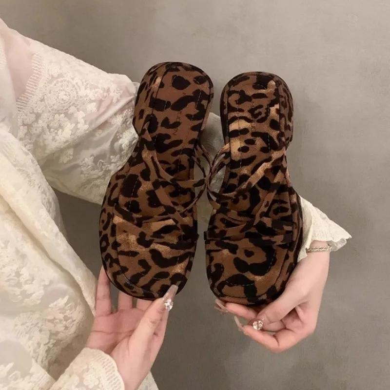 Mote 2024 Nye Damesko Dameslippers Plattform Kjoleslippers Damer Smal Rem Rund Tå Leopard Medium Hæl Sommersko Kvinne