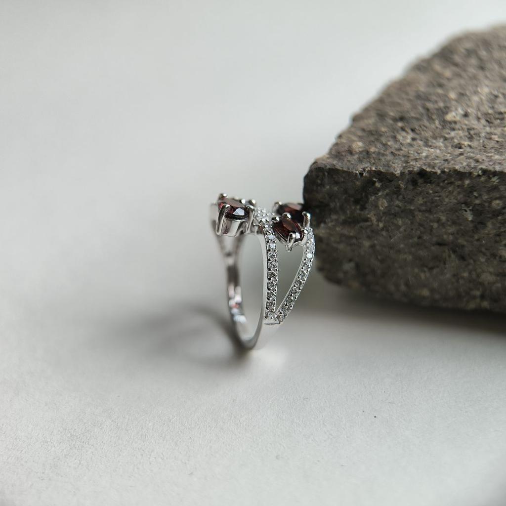 Srebrny pierścionek z naturalnym granatem 2,325 ct, waga wyrobu 3,4 g (2182023)