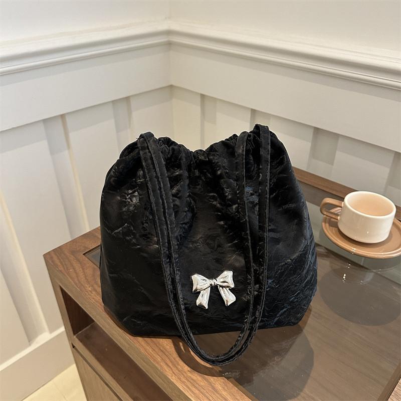 Modern Soft Structured Butterfly Bucket Bag With Magnetic Closure For Daily Fashion Needs чёрный